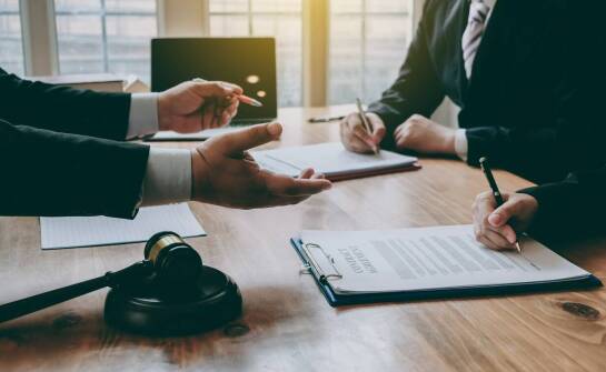 W jaki sposób prawny radca pomaga w procesach sądowych dotyczących budynków?