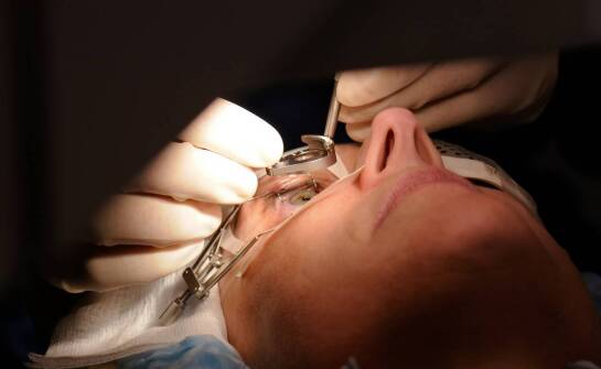 Jaka jest rola technologii w operacjach nowoczesnych zaćmy?