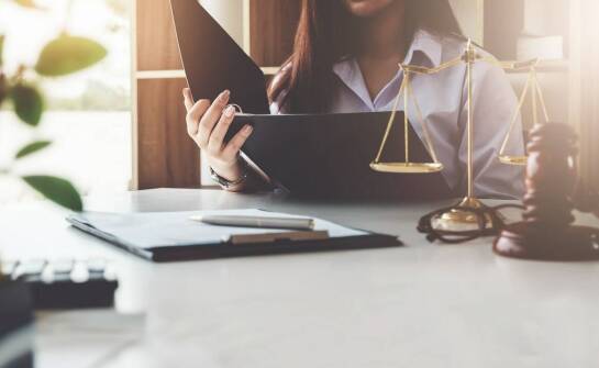 Znaczenie adwokata przy ustalaniu zastępczej rodziny dla dziecka