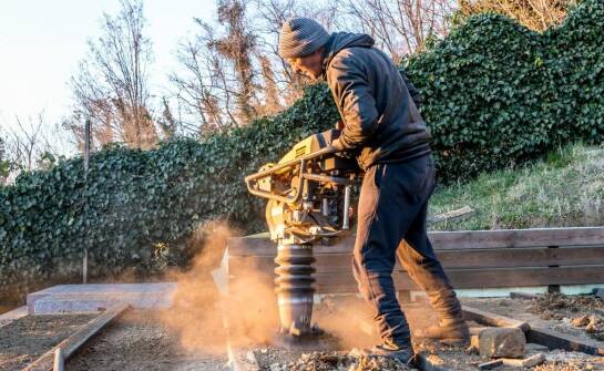 Jakie są najczęstsze błędy podczas użytkowania zagęszczarki do gruntu i jak ich unikać?