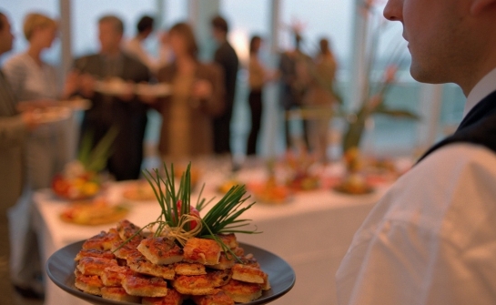 Jak firma cateringowa wpisuje się w aktualne kulinarne trendy?