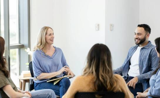 Jak psychoterapia pomaga młodzieży w budowaniu pewności siebie?