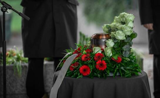 Jak krok po kroku zorganizować pogrzeb i nie pominąć żadnej formalności?
