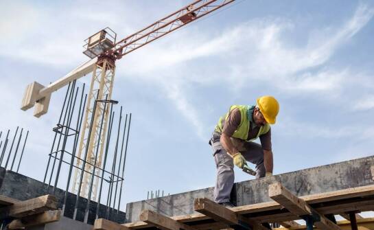 Jakie technologie stosować przy zewnętrznych naprawach konstrukcji żelbetowych?