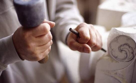 Proces tworzenia rzeźb i płaskorzeźb – artystyczne i techniczne wyzwania