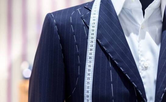 Dlaczego marynarka szyta na miarę jest inwestycją w jakość i komfort?