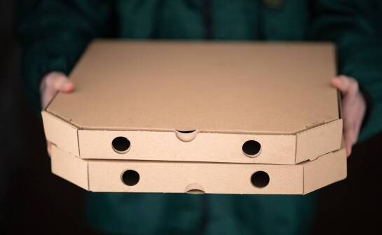 Porównanie kosztów produkcji różnych typów opakowań do pizzy