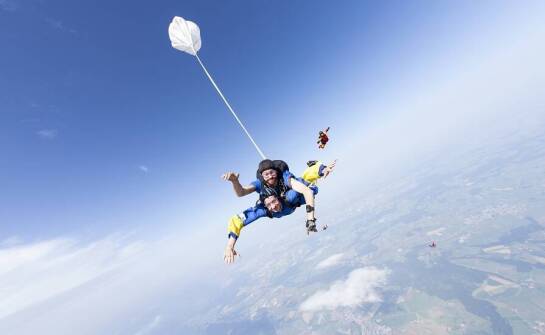 Jakie atrakcje można połączyć z prezentem w postaci skoku spadochronowego?