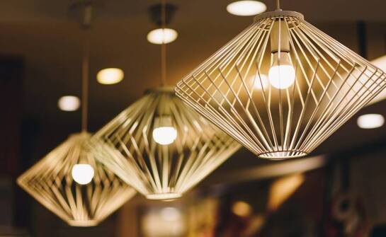 Rola wiszących lamp w tworzeniu eleganckiej atmosfery w restauracjach