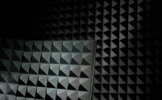 Zastosowanie akustycznych pułapek w rekreacyjnych przestrzeniach – korzyści i zalety