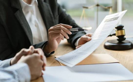 Jakie wyzwania stoją przed firmami w kontekście opiniowania umów?