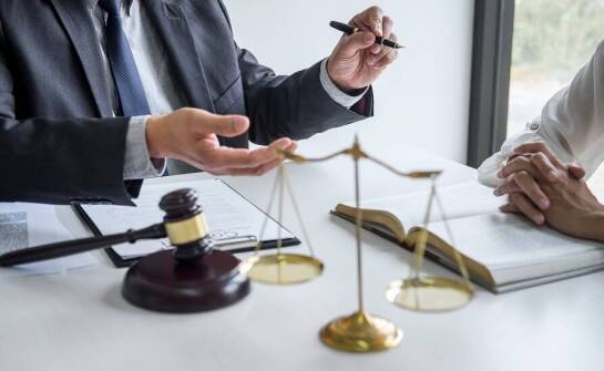 Prawo cywilne: kluczowe aspekty windykacji z pomocą adwokata