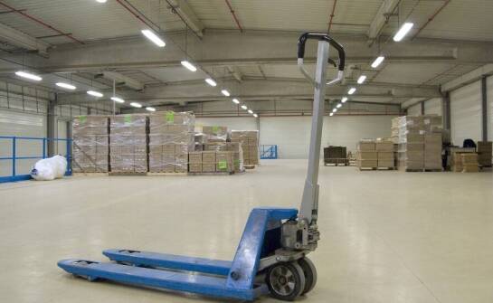 W jaki sposób magazyny pod nadzorem celnym wspierają międzynarodową firmę spedycyjną?