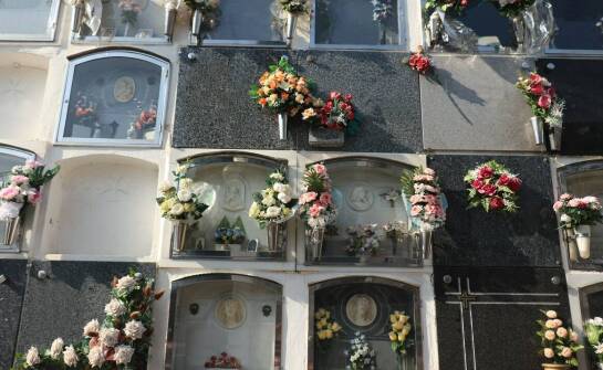 Jak dobrać akcesoria do kolumbarium, aby zachować estetykę i trwałość miejsca pamięci?