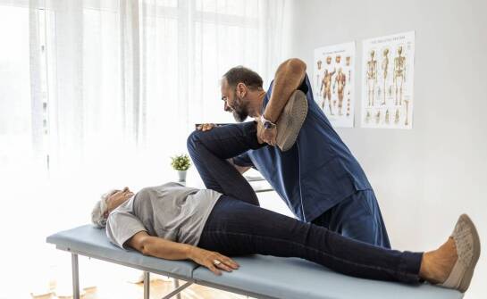 Dlaczego warto korzystać z domowych wizyt fizjoterapeuty po zabiegach chirurgicznych?