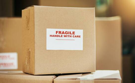 Jakie są najważniejsze funkcje ostrzegawczych etykiet na paczkach?