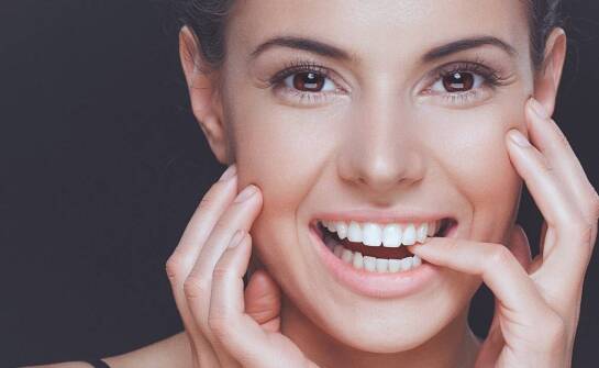 Dlaczego porcelanowe licówki są idealnym rozwiązaniem dla estetyki zębów?