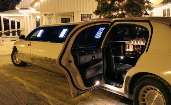 Najlepsze okazje do wynajmu limuzyny dla grup w Poznaniu