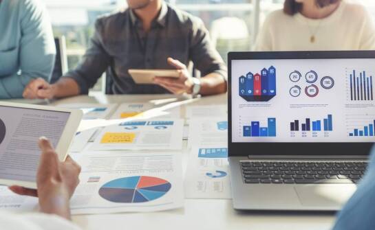 Jak elektroniczna baza aukcji wpływa na oszczędności czasu w firmie?