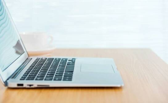 Zrozumienie procesu pobierania i aktywacji systemu Windows 10 Pro.