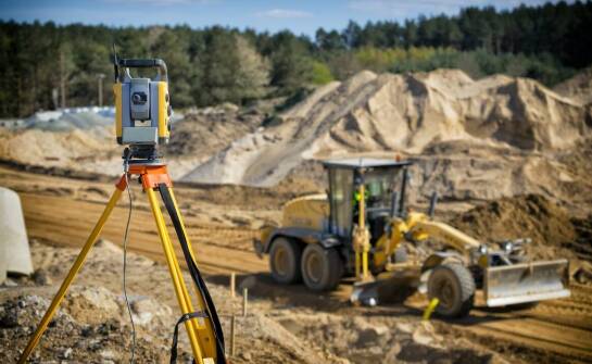 Zalety wynajmu optycznych i laserowych niwelatorów dla precyzyjnych pomiarów