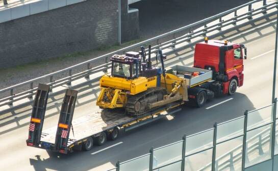 Jak dostosować pojazdy do specyficznych wymagań przy przewozie maszyn?
