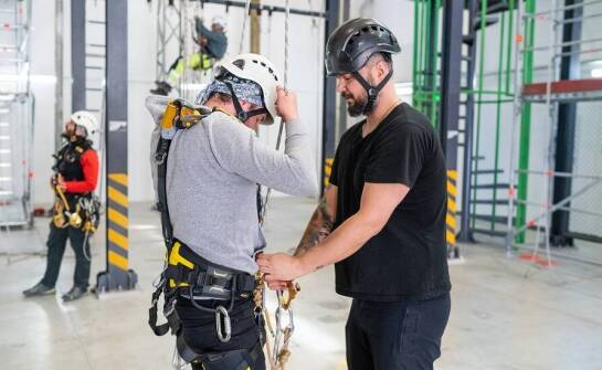 Szkolenia wysokościowe a rozwój technologii w pracach alpinistycznych