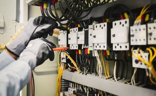 Znaczenie dokumentacji z przeglądów instalacji elektrycznych dla zarządzania budynkiem