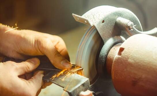 Jak wykorzystać stołową szlifierkę w codziennych pracach warsztatowych?