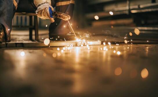 Precyzyjne napawanie materiałów: zastosowanie w naprawie formy