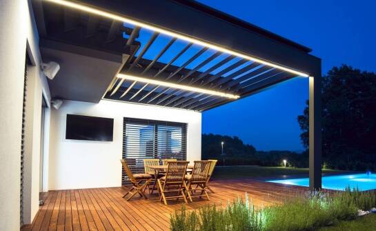 Zalety szkła w konstrukcji tarasowych zadaszeń