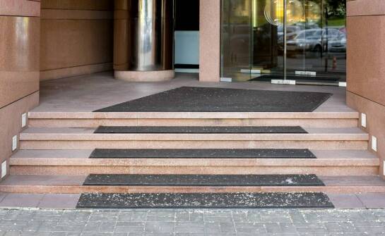 Metalowa wycieraczka jako element strategii utrzymania czystości w dużych obiektach