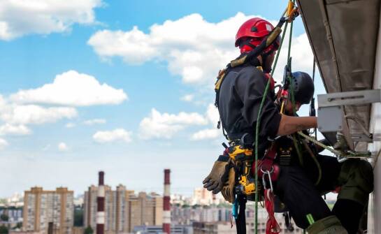 Mycie i czyszczenie elewacji z wykorzystaniem technik alpinistycznych