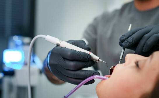 Jakie są zalety piaskowania zębów w ramach kompleksowej higienizacji?