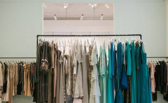 Rola sukienek w wyrażaniu osobowości – moda jako forma ekspresji.