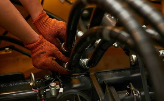 Zakuwanie hydraulicznych węży: kluczowe korzyści dla przemysłowych systemów