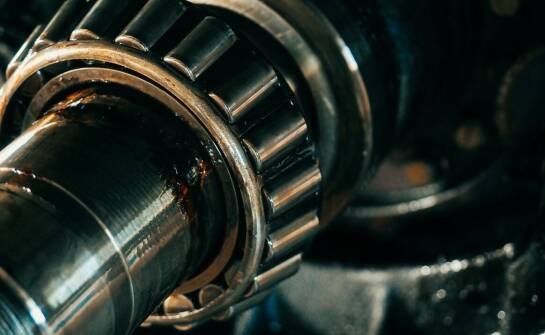 Wpływ regularnego smarowania na działanie suwnic