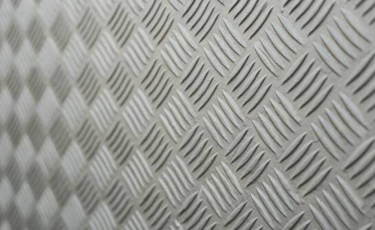 Czy stalowa krata jest niezbędna w wycieraczkach do miejsc o dużym natężeniu ruchu?