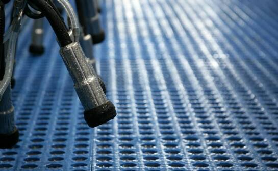 Jak metalowe wycieraczki wpływają na komfort użytkowników w galeriach handlowych?