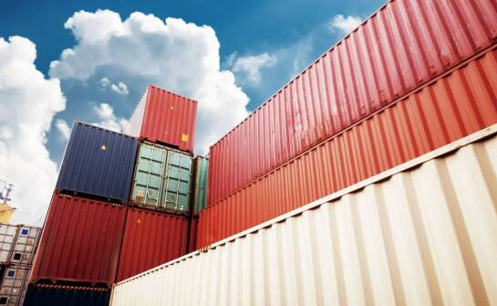 Was sind die wichtigsten Eigenschaften von Abrollcontainern im Transport?