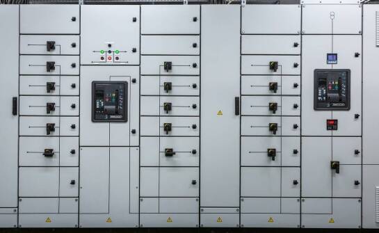 Jak wdrażanie systemów do kompensacji mocy biernej obniża koszty operacyjne?