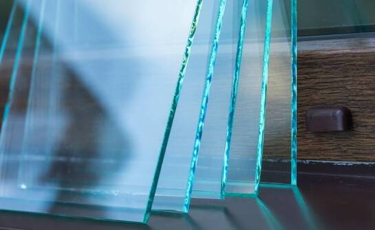 Różnorodność kolorów i wzorów szklanych paneli – inspiracje dla Twojego domu