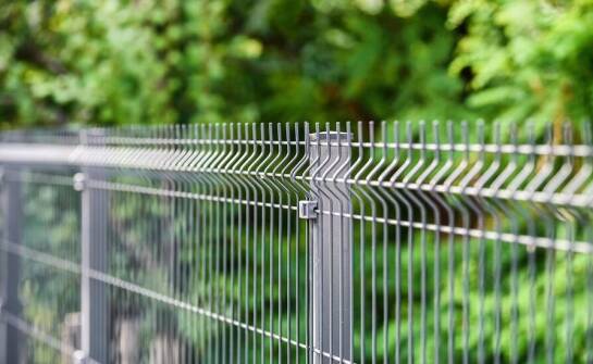 Przewaga aluminiowych ogrodzeń nad tradycyjnymi rozwiązaniami