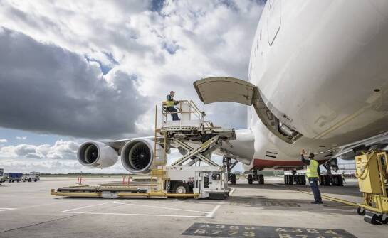 Jak lotnicza spedycja przyczynia się do redukcji kosztów logistycznych