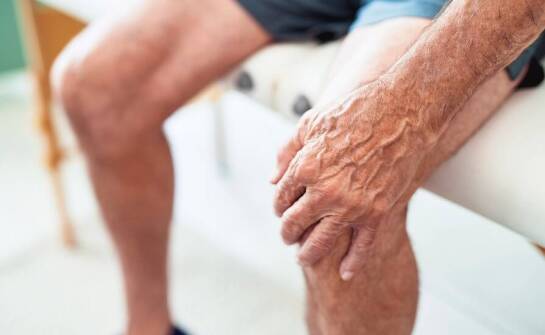 Czy laserowa fizykoterapia jest odpowiednia dla seniorów z przewlekłymi chorobami?