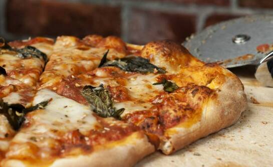 Kluczowe cechy dobrej pizzy do łopaty, które warto znać przed zakupem