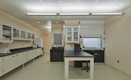 Zastosowanie laboratoryjnych stołów w branży rolno-spożywczej: kluczowe aspekty