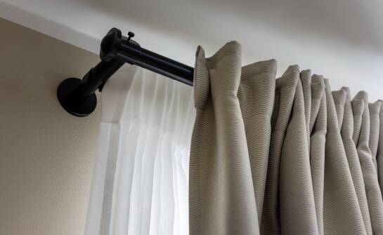 Jak profesjonalny montaż zasłon na wymiar wpływa na trwałość zasłon?