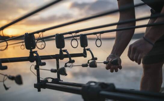 Wędkarskie kotwiczki a warunki atmosferyczne – co warto wiedzieć?
