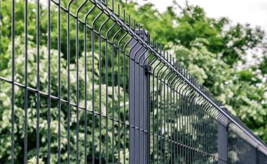 Wybór odpowiednich słupków do stalowych ogrodzeń: co warto rozważyć?